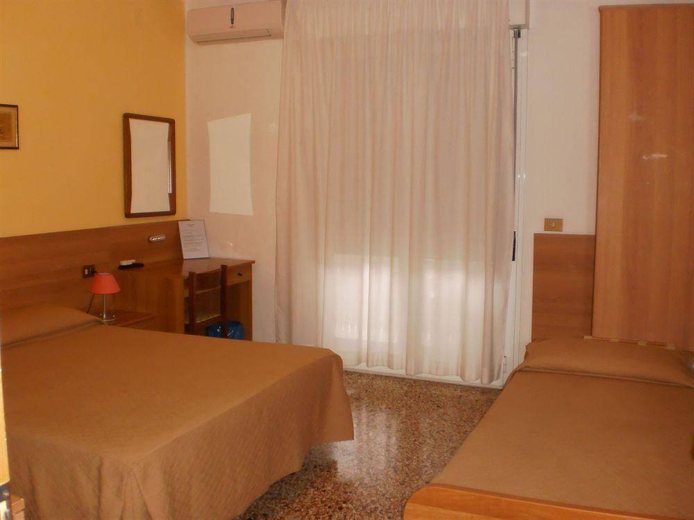 Pensione Imperia Lignano Sabbiadoro Exterior foto