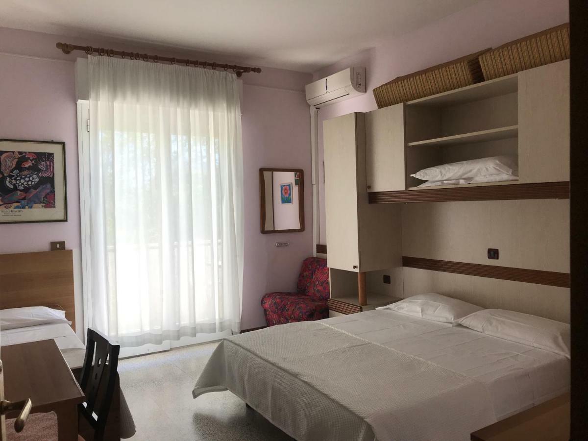 Pensione Imperia Lignano Sabbiadoro Exterior foto
